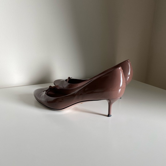 Gucci Brown Patent Leather Bow Heels - Picture 6 of 16
